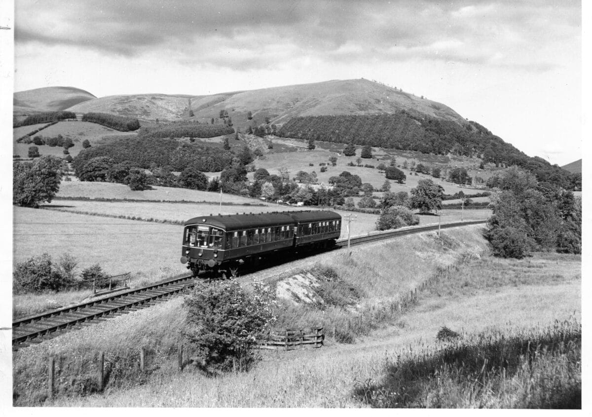 A black and white photo of a first generation diesel multiple unit train