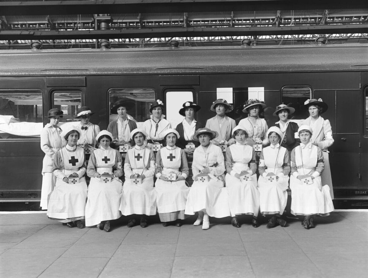 A black and white photo of the WWI ambulance train and nurses