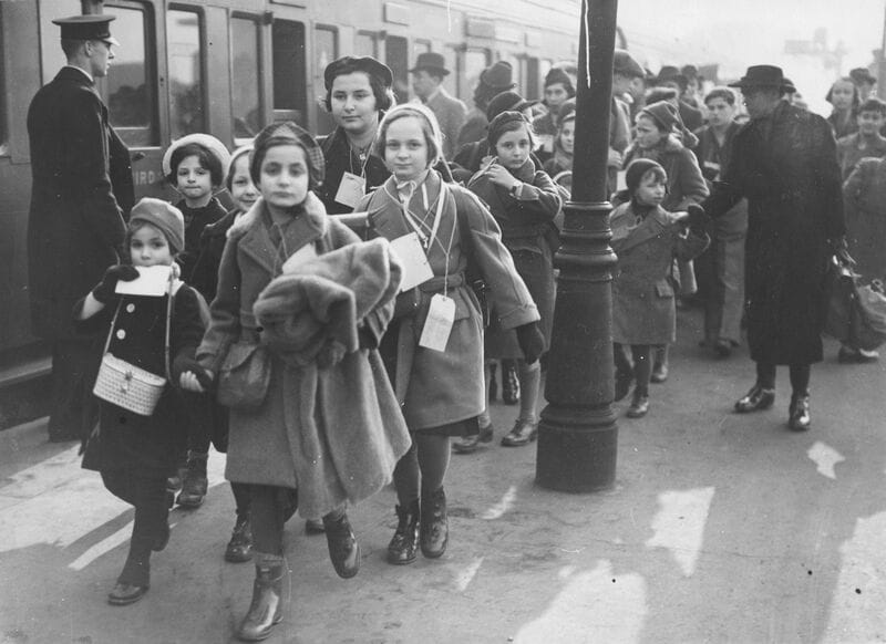 Children being transported on a Kindertransport service