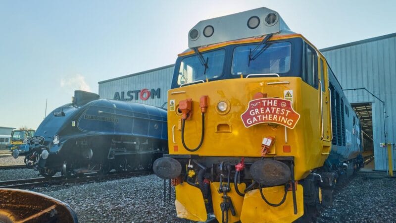 (left to right) LNER Class A4 (60007) ‘Sir Nigel Gresley’ and Class 50 (50049) ‘Defiance’