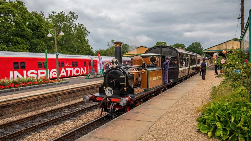 Foto: SVVMedia.com Old meets new at the Bluebell Railway: 1872 steam loco 'Fenchurch' stands alongside 'Inspiration', a modern day exhibition train, celebrating 200 years of the railway